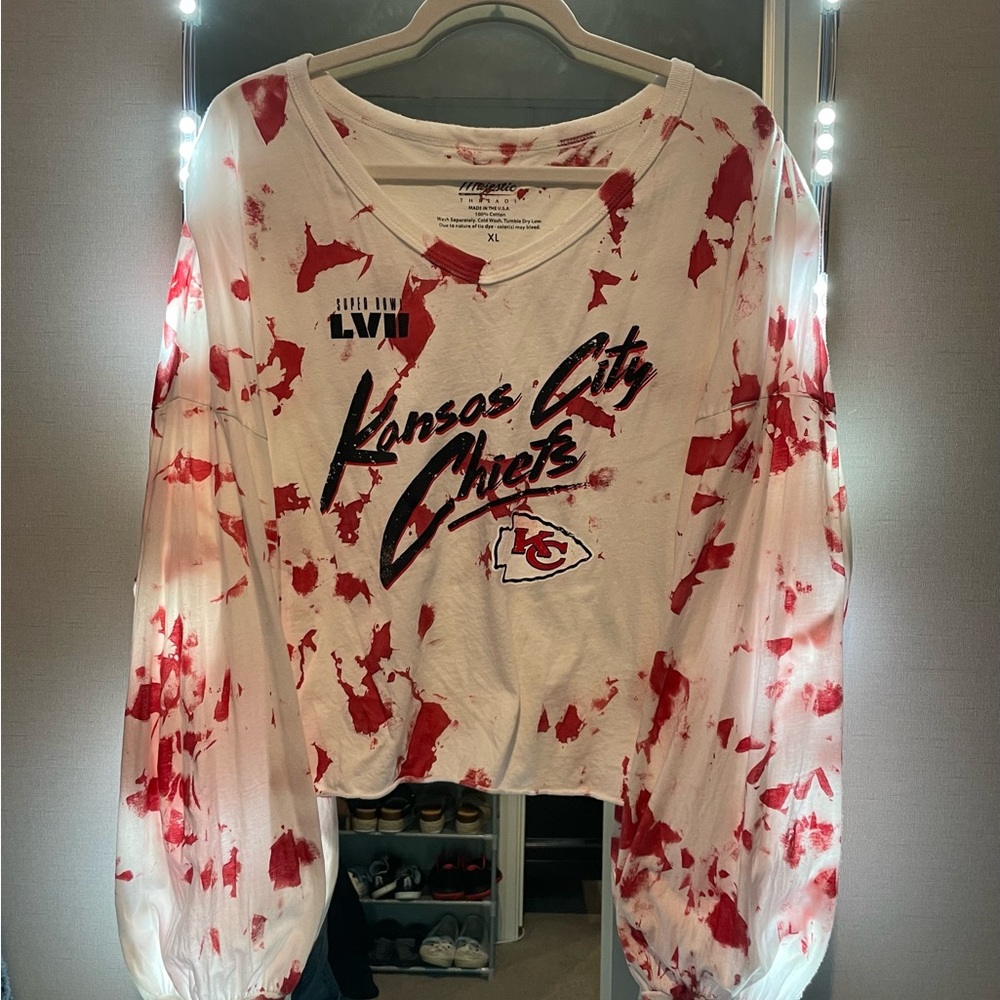 Kansas City Chiefs. Mahomes. V-neck off the shoulder cropped long sleeve shirt.